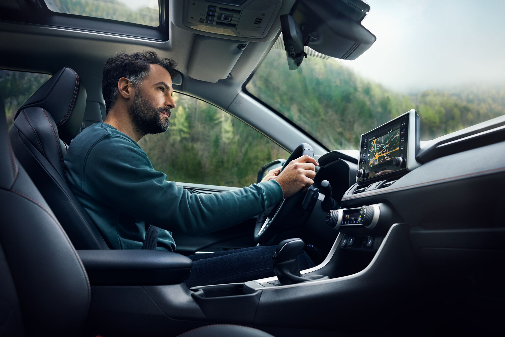 TOY_RAV4_2022_HUB_IMG_KV_07_driver.tiff_LowRes JPG